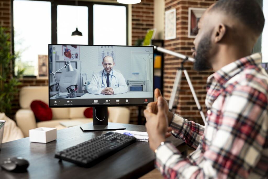 مريض يجري مكالمة فيديو للمتابعة عن بعد مع الطبيب بعد زراعة الشعر.