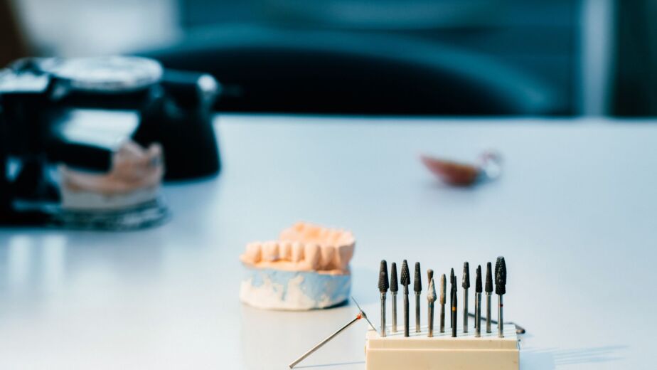 Dental implants problems evaluation tools and a dental model in a dental clinic